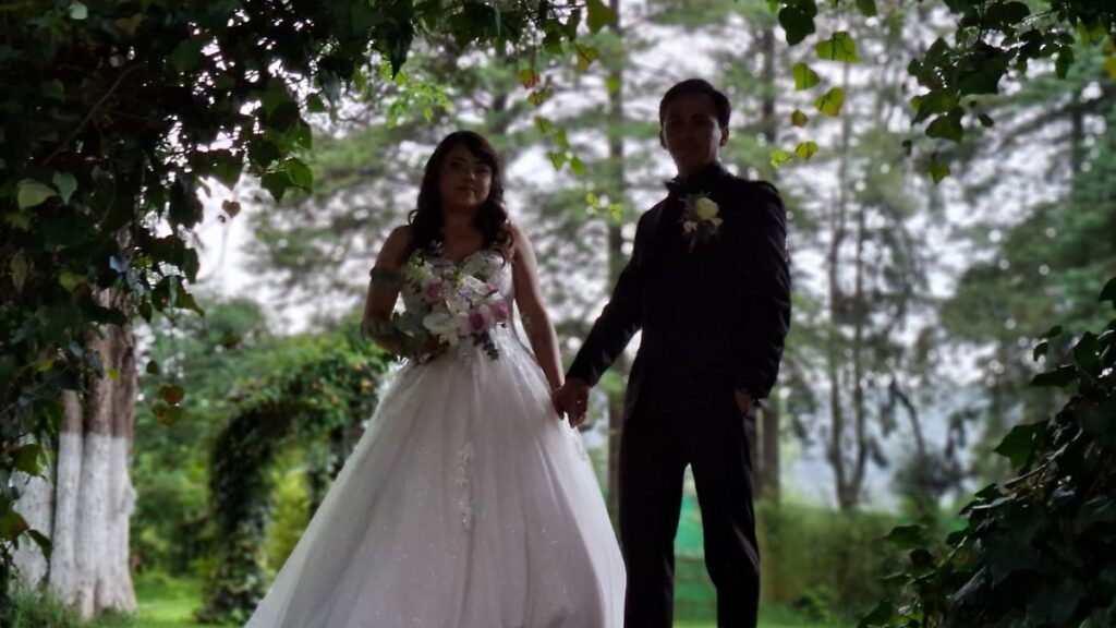 Pareja de novios en ceremonia de boda elegante con decoración floral y banquete nupcial