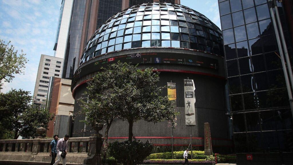 Bolsa mexicana cae 0.75% y se desmarca de ganancias en Wall Street Pantalla mostrando gráficos e índices de la Bolsa Mexicana de Valores con números en rojo indicando caídas