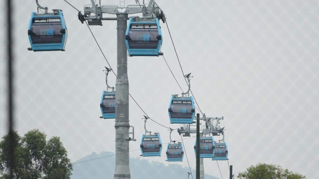 Cabina del sistema Cablebús de la Ciudad de México transitando sobre zona urbana con vista a estaciones de conexión multimodal