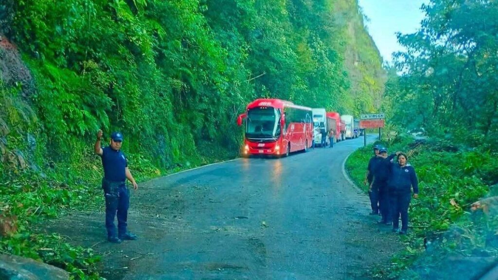 Derrumbe de rocas bloquea carretera federal México-Tampico en Tlanchinol, Hidalgo