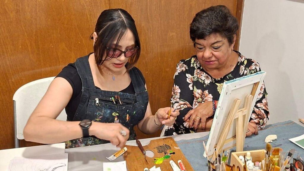 Adultos mayores participando en actividades recreativas y de estimulación en Casa de Día del DIF Hidalgo