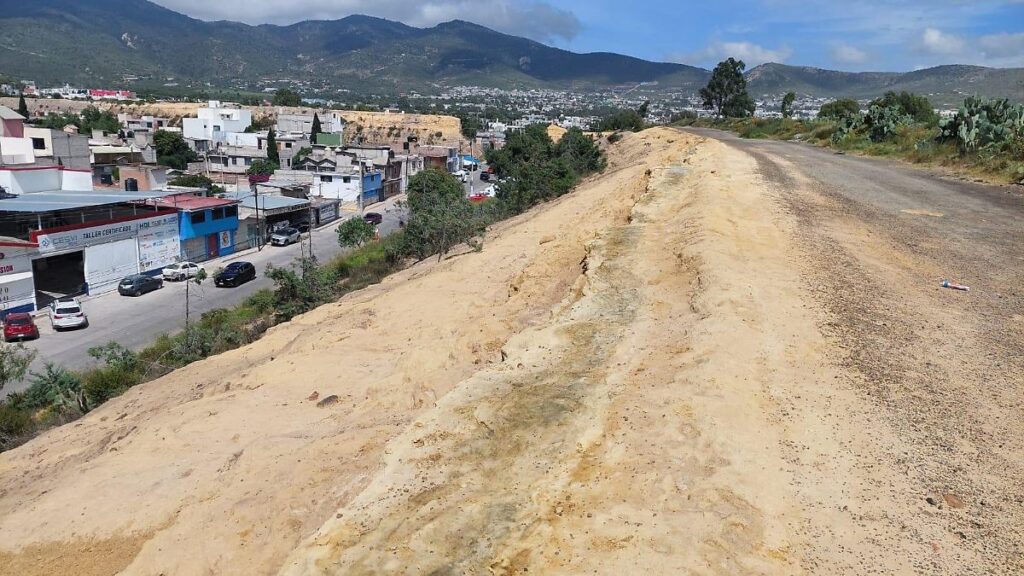 CEUNI: Vecinos denuncian que les impidieron frenar polvo de jales Vecinos de la colonia CEUNI en Mineral de la Reforma observan polvaredas de jales mineros que afectan sus viviendas y salud