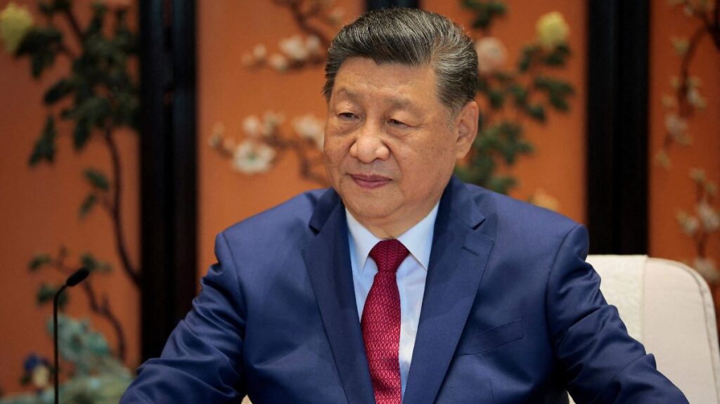 Banderas de China y Estados Unidos representando la tensión diplomática entre ambas naciones por acusaciones de interferencia electoral