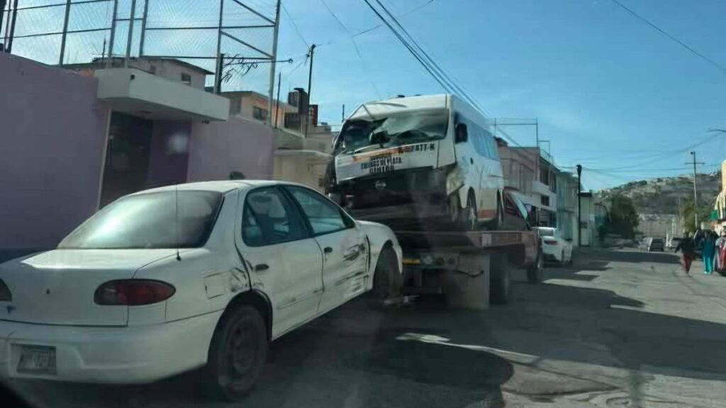 Choque entre Urvan y auto deja cuatro lesionados en avenida Revolución Choque entre camioneta Urvan y automóvil particular en avenida Revolución de Pachuca que dejó cuatro personas lesionadas