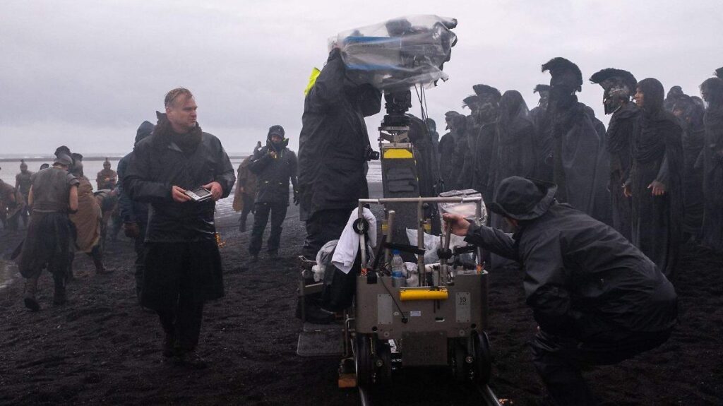 Christopher Nolan revela cómo adaptó La Odisea para el siglo XXI Christopher Nolan, director de cine, durante una entrevista sobre su película La Odisea