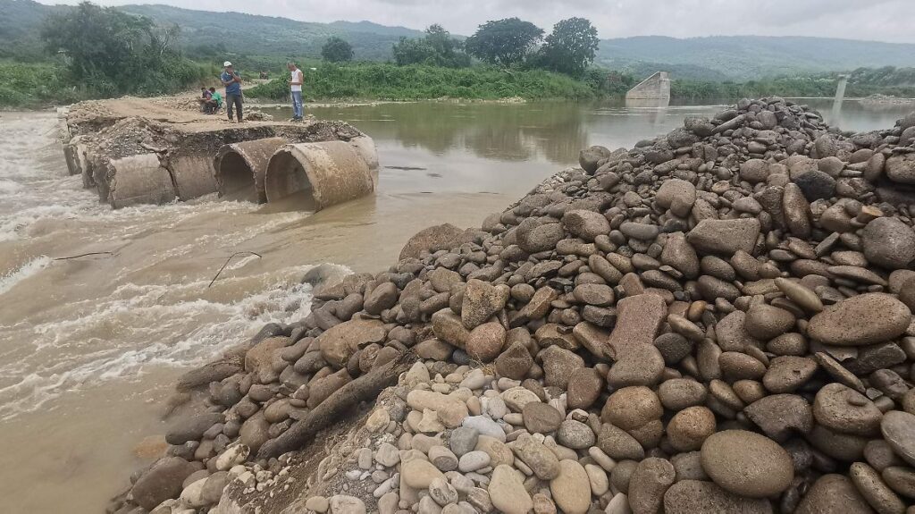 Colapsa puente-vado en Huautla; 18 comunidades quedan incomunicadas Puente-vado colapsado sobre el río Calabozo en Huautla, Hidalgo, tras intensas lluvias que dejaron incomunicadas a 18 comunidades