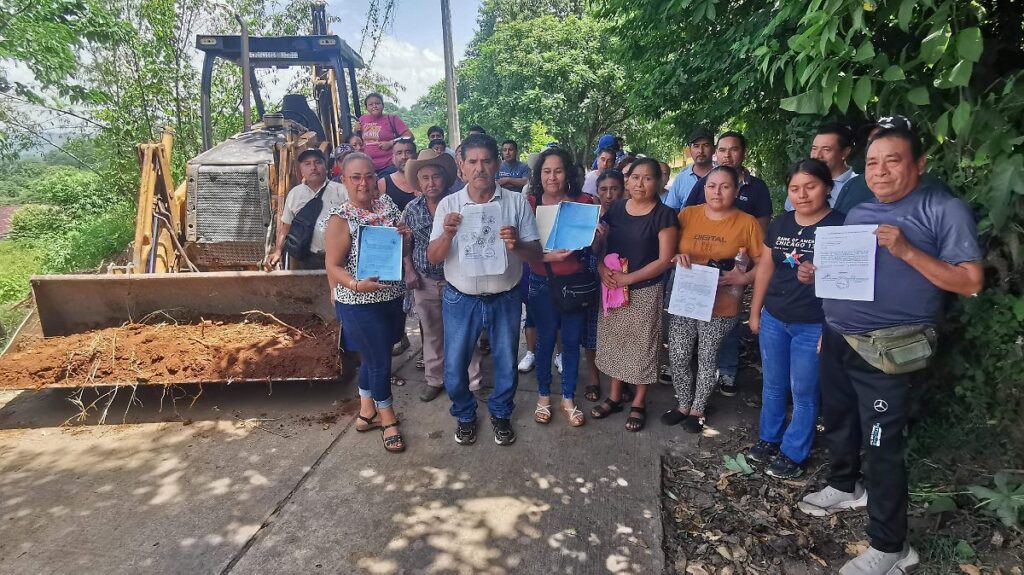 Comerciantes frenan Viviendas para el Bienestar en Huautla Comerciantes ambulantes de Huautla bloquean entrada de maquinaria para construcción de viviendas