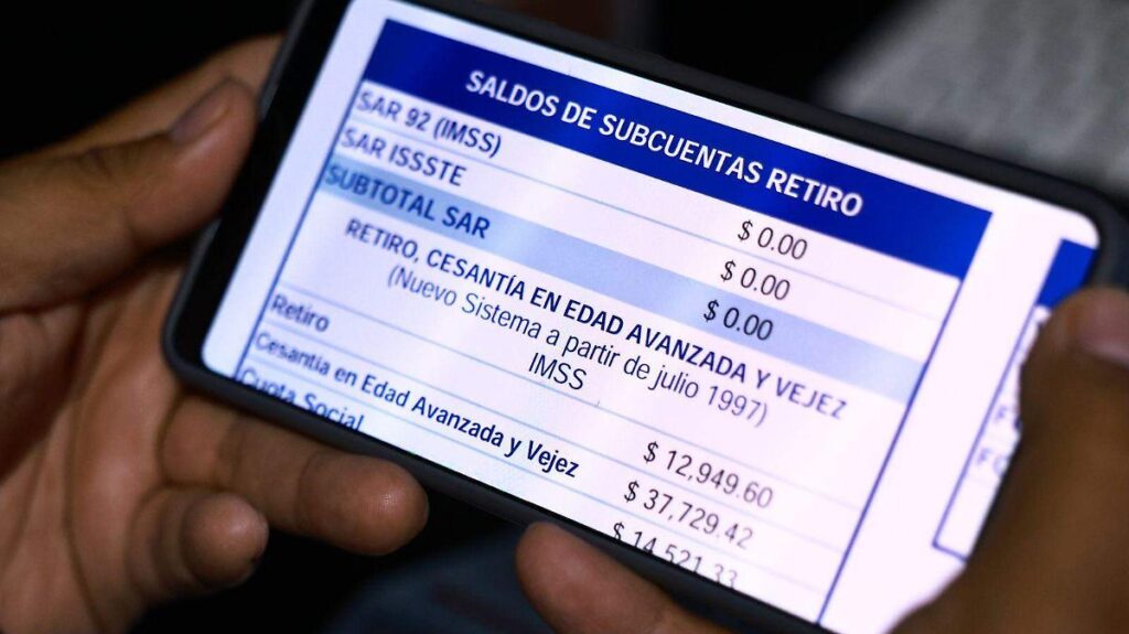 Persona revisando estado de cuenta de Afore en documentos financieros para planificar su ahorro para el retiro
