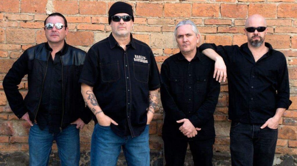 Cuca y Santa Sabina celebran 36 años de rock en el Metropólitan Concierto de rock mexicano con luces en el Teatro Metropólitan de la Ciudad de México