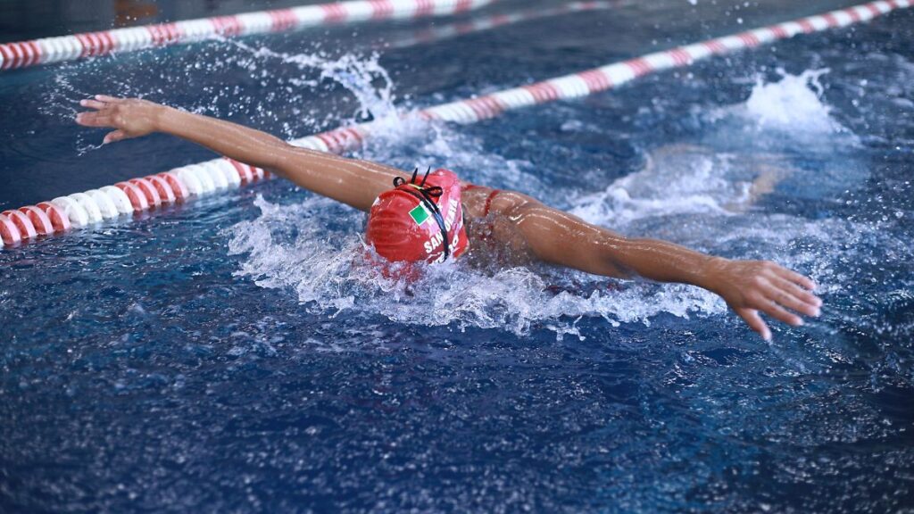 Cursos de verano en Hidalgo buscan nuevos talentos en natación Niños y jóvenes participando en cursos de natación del Instituto Hidalguense del Deporte en alberca de Hidalgo