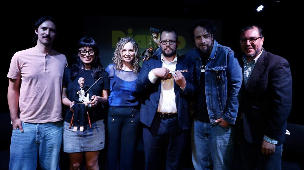 Django: con la soga al cuello, títeres y cine en vivo sobre depresión Escena de la obra Django: con la soga al cuello, donde títeres representan un western mientras se filma cine en vivo para abordar temas de depresión y salud mental