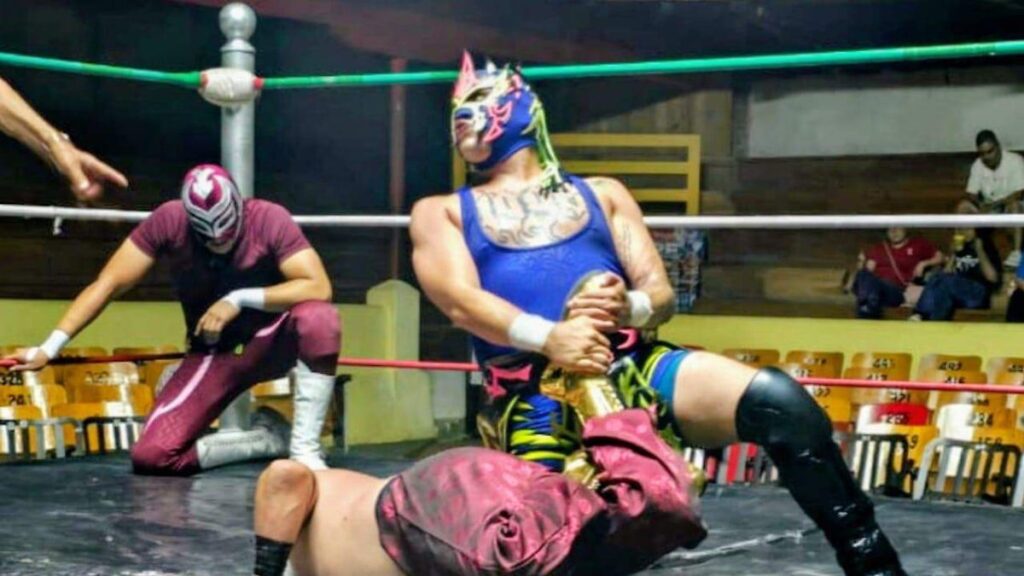 Lucha libre en Arena Afición de Pachuca con Elektro Boy enfrentando a Jaguar en función dominical