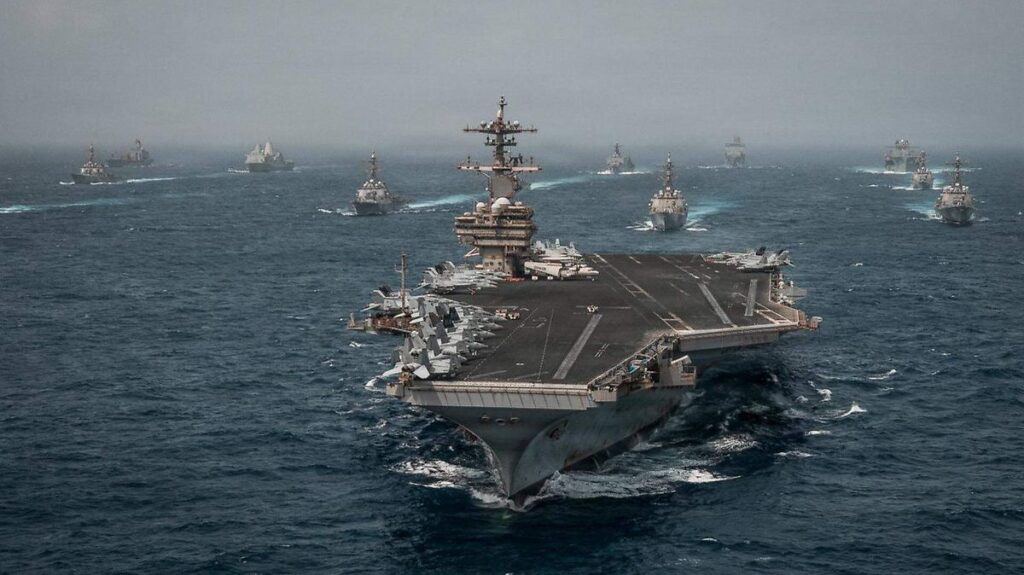 EU desvía dos buques comerciales tras reiniciar bloqueo naval a Irán Buque comercial navegando en aguas del estrecho de Ormuz bajo vigilancia militar estadounidense