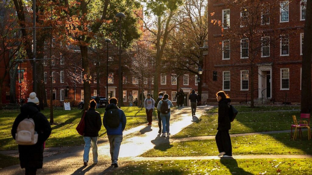 Estudiantes y periodistas extranjeros frente a oficinas de migración en Estados Unidos