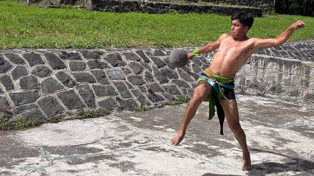 Cancha del juego de pelota prehispánico en la Zona Arqueológica de Tula, Hidalgo, segunda más grande de Mesoamérica