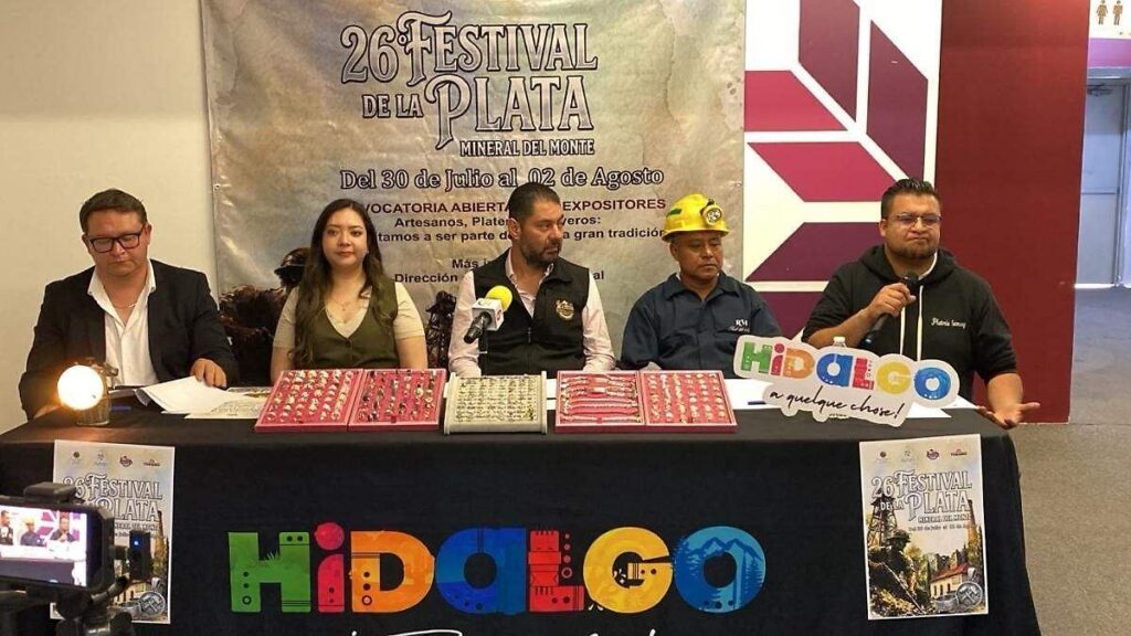 Artesanos exhiben joyería de plata elaborada con técnicas tradicionales en el Festival de la Plata de Mineral del Monte