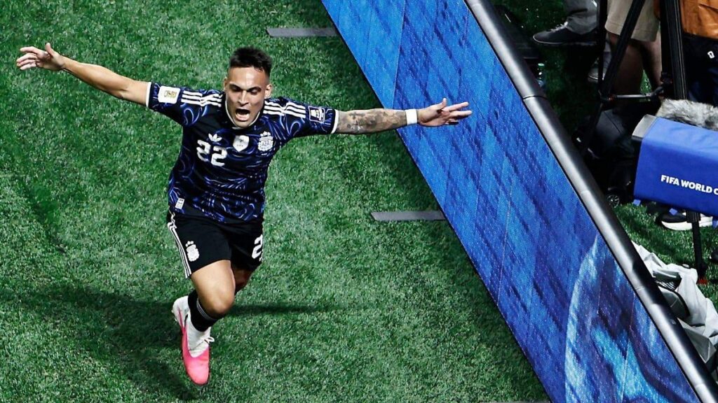Aficionados de Pachuca observan pantalla durante partido del Mundial 2026