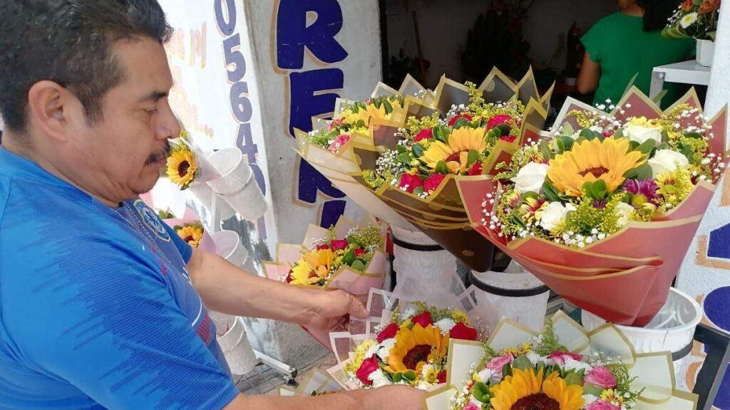 Arreglos florales con rosas, gerberas y girasoles en una florería de Tula de Allende para la temporada de graduaciones