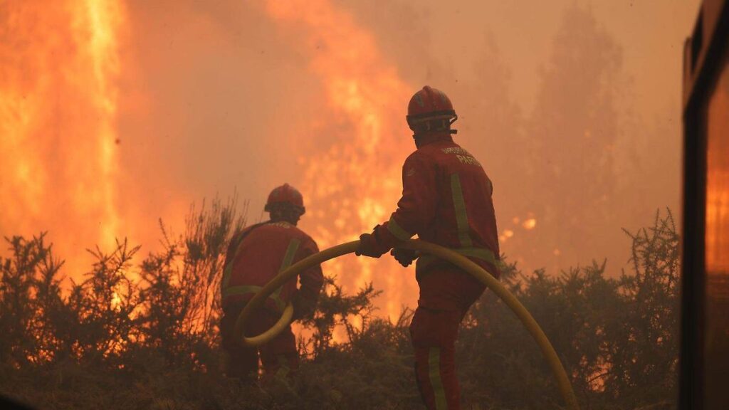 Bomberos combaten incendios forestales en Gironda, Francia, mientras se aproxima una nueva ola de calor