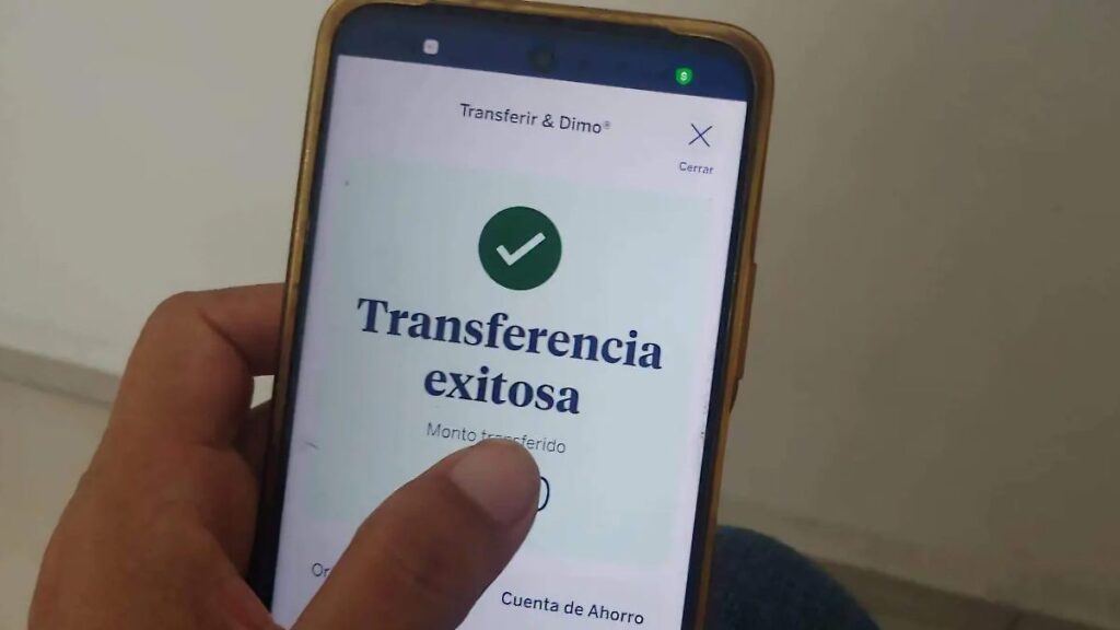Persona verificando transferencia SPEI en teléfono móvil para evitar fraudes con comprobantes falsos