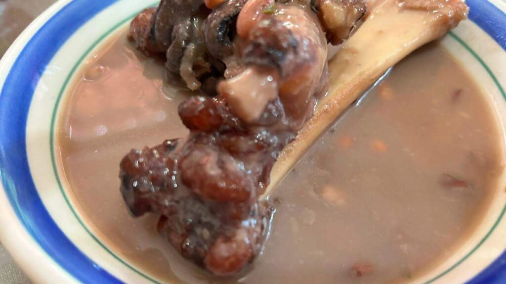 Frijoles con pata de borrego, receta tradicional del Valle del Mezquital Olla de barro con frijoles con pata de borrego, platillo tradicional del Valle del Mezquital en Hidalgo