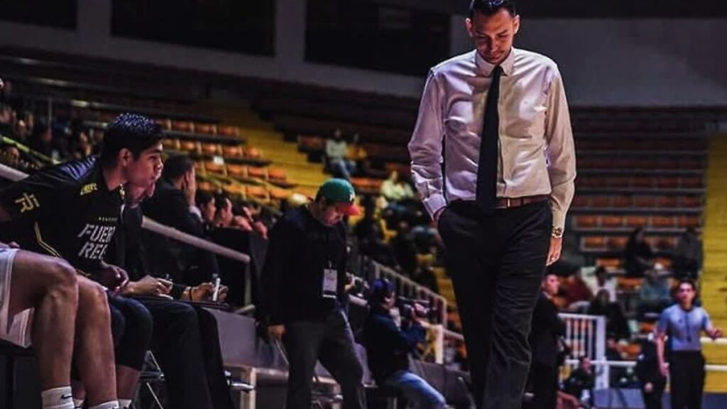 Entrenadores de baloncesto Fernando Gómez y Ricardo Molina en cancha profesional