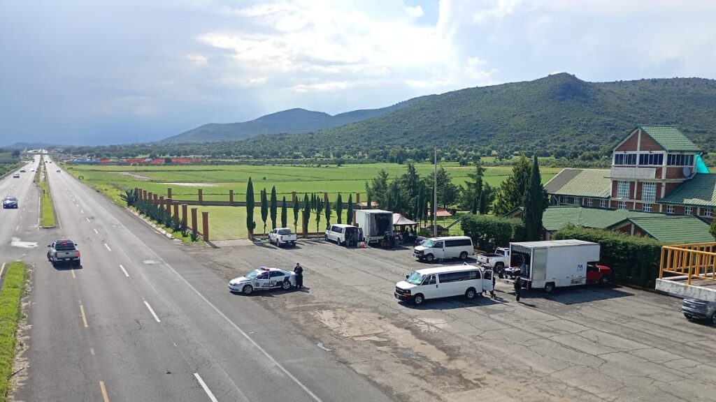 Graban comercial de streaming en carretera Pachuca-Ciudad Sahagún Equipo de producción audiovisual grabando comercial en la carretera Pachuca-Ciudad Sahagún, Hidalgo