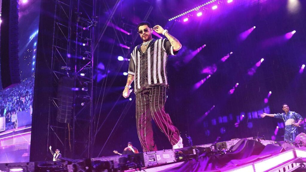 Grupo Firme desata euforia en CDMX bajo la lluvia en el Estadio GNP Grupo Firme en concierto en el Estadio GNP de la Ciudad de México con miles de asistentes bajo la lluvia