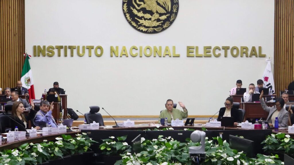 Consejeros del INE en sesión de trabajo para conformar comisión especial contra narcocandidatos
