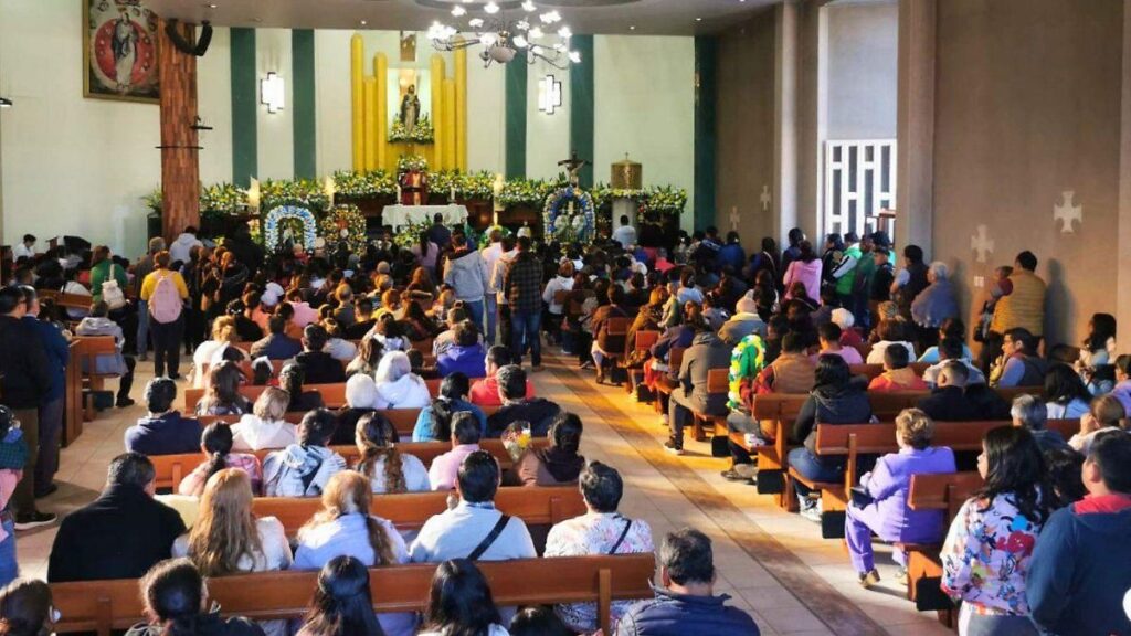 Niños y niñas participando en clases de catecismo en parroquia de Pachuca
