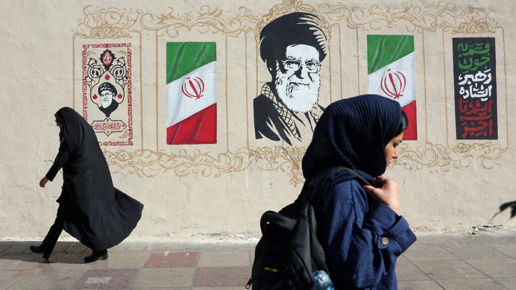 Irán advierte que cumplirá sus obligaciones solo si EU hace lo mismo Bandera de Irán ondeando con imagen del Estrecho de Ormuz de fondo, representando la tensión geopolítica actual