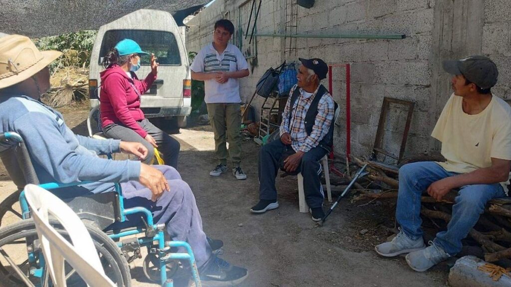Persona con discapacidad realizando trámite en oficina de servicios públicos de agua
