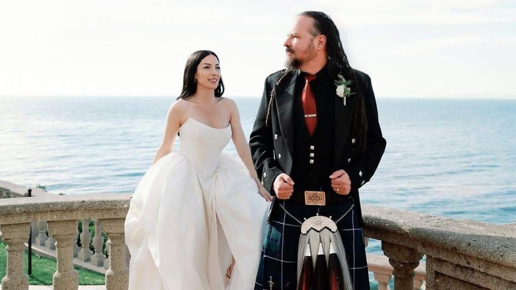 Jonathan Davis, vocalista de Korn, junto a su esposa Brittani Parisi en su boda íntima