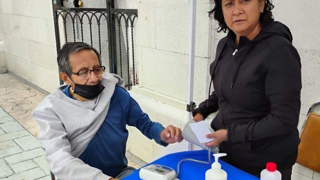 Personal de enfermería realiza toma de presión arterial y medición de glucosa durante jornada de salud gratuita en Pachuca