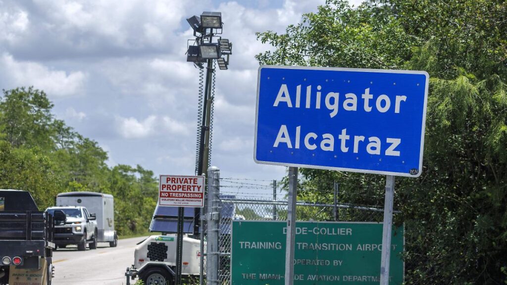 Jueza federal Sheri Polster exige documentación oficial sobre el cierre del centro de detención migratoria Alligator Alcatraz en Florida