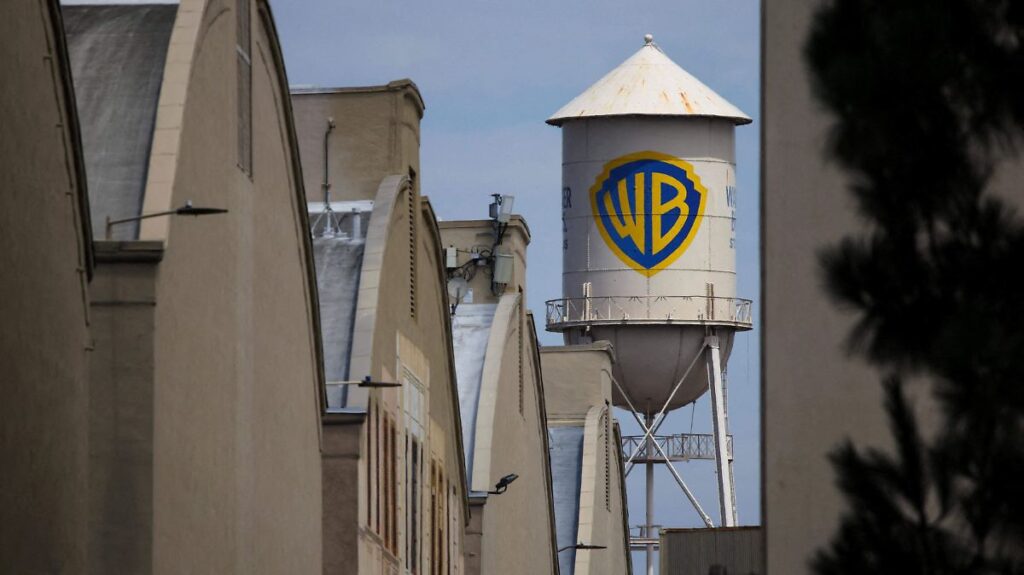 Jueza suspende fusión de Warner Bros Discovery con Paramount Skydance Logos de Warner Bros Discovery y Paramount Skydance sobre un fondo de sala de tribunal, representando la suspensión judicial de su fusión
