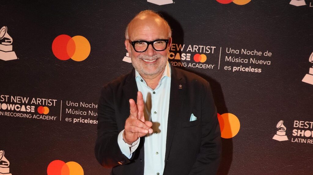 Latin Grammy acepta la inteligencia artificial como herramienta creativa Logo de los Latin Grammy con elementos de inteligencia artificial y tecnología musical