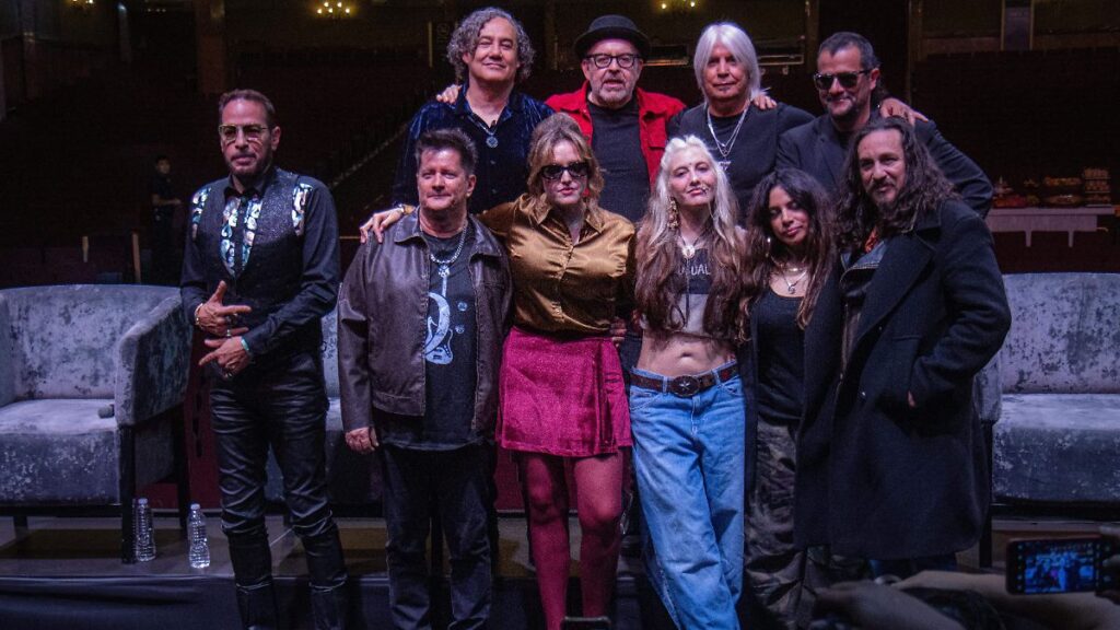 Presentación en vivo de LTD Rock interpretando clásicos del rock en español