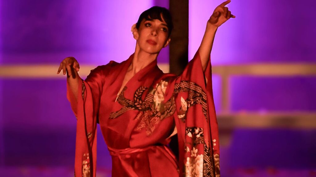 Bailarina interpretando Madame Butterfly con kimono tradicional japonés de más de 100 años de antigüedad