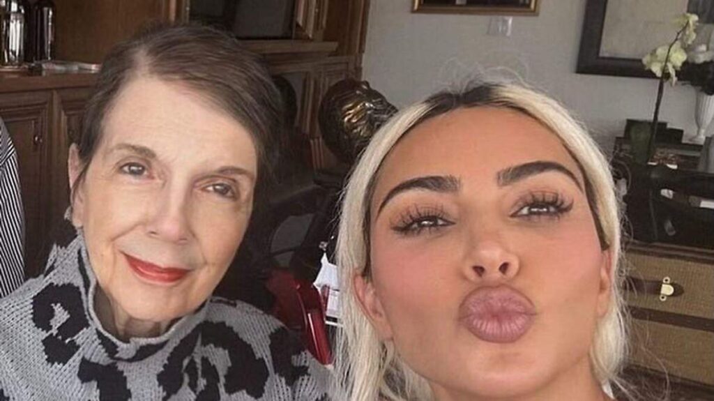 Mary Jo Shannon, abuela de las Kardashian, en una fotografía junto a su familia