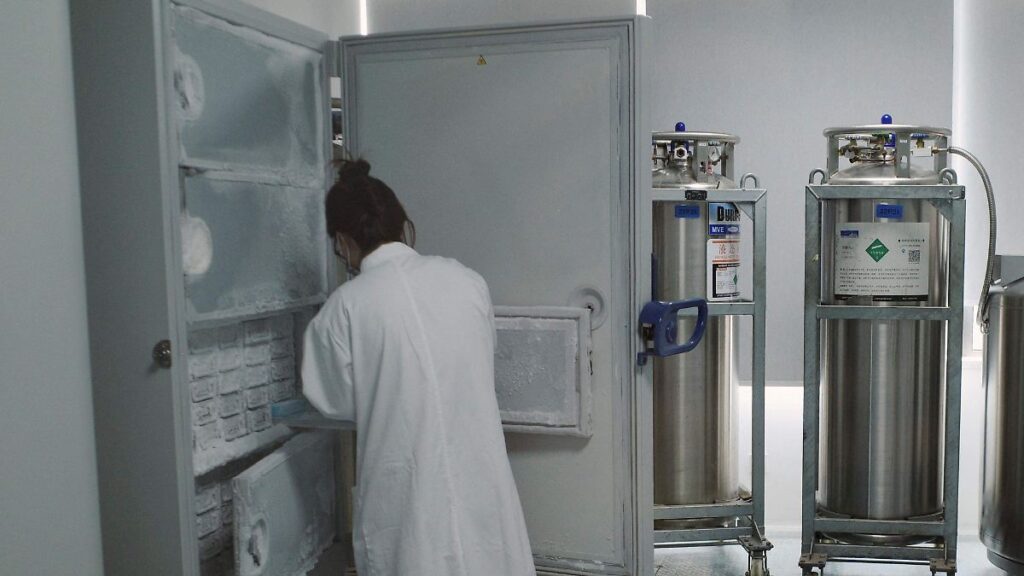 Laboratorio de biotecnología con equipos de edición genética y muestras médicas