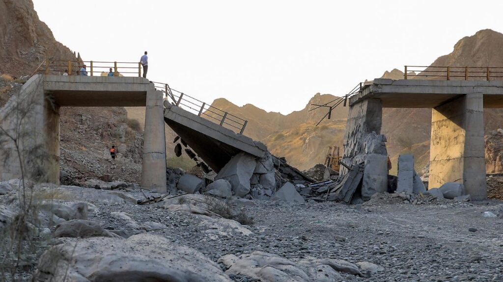 OIEA investiga presunto ataque de EU a planta nuclear iraní Instalación nuclear iraní con símbolo de radiación y bandera de Irán en contexto de tensiones internacionales