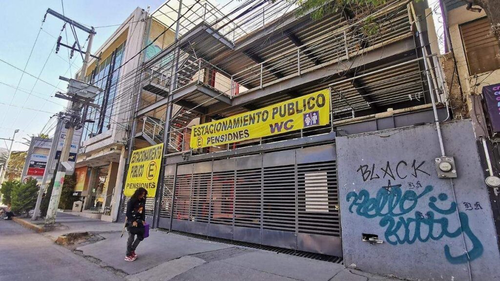 Estacionamiento privado en plaza comercial de Pachuca con señalización de tarifas por hora