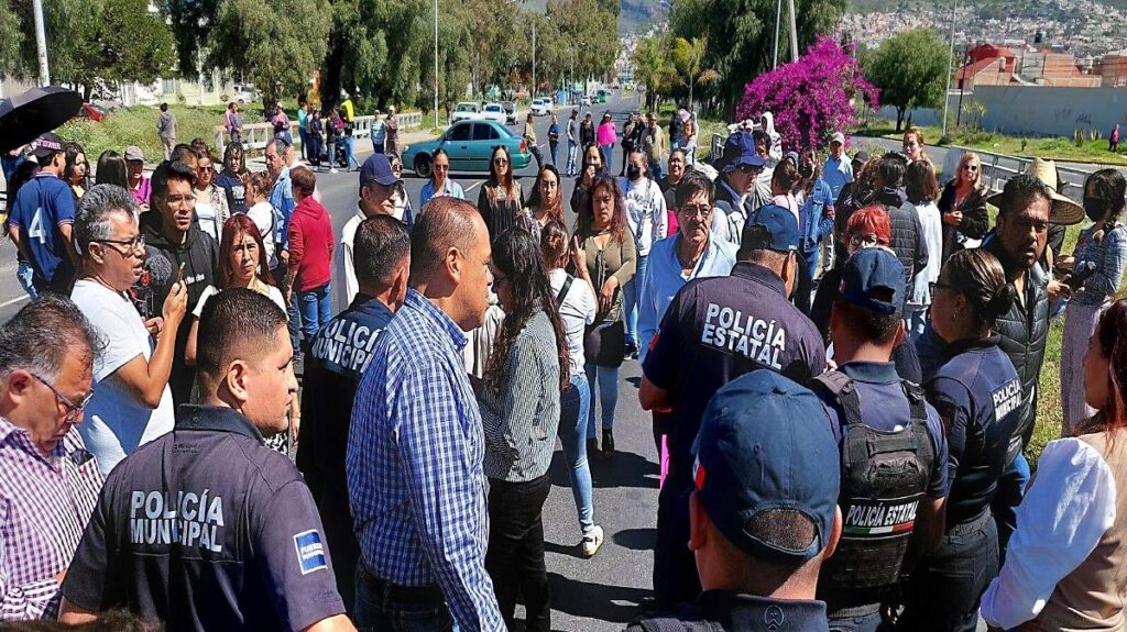 Padres de familia bloquean la carretera Pachuca-Tulancingo en defensa del director de una secundaria en Mineral de la Reforma