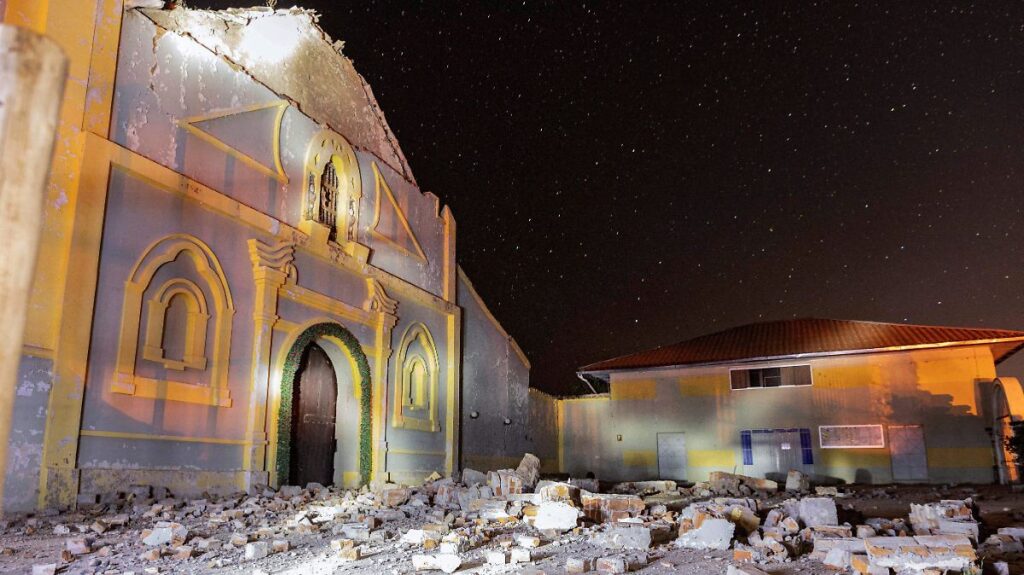 Perú registra 2 nuevos sismos tras temblor que dejó muertos y heridos Imagen ilustrativa de daños causados por sismo en Perú, con edificaciones afectadas y equipos de emergencia atendiendo la zona