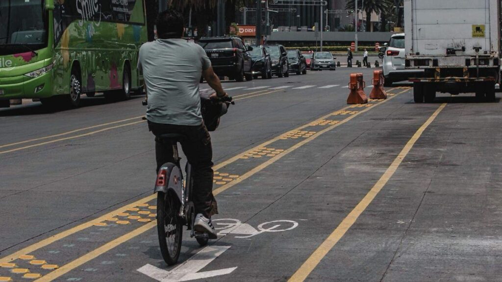 Polvo callejero de CDMX contiene metales cancerígenos, revela estudio Calle de la Ciudad de México con polvo acumulado en el pavimento, representando la contaminación por metales pesados