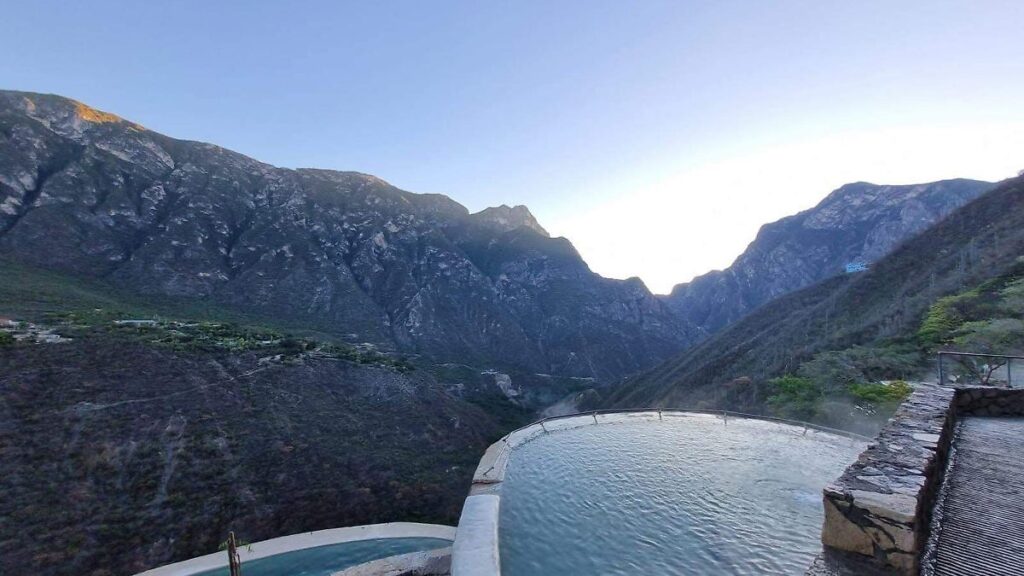 5 pozas y manantiales naturales en Hidalgo para escapar del calor Pozas naturales de aguas cristalinas rodeadas de vegetación en Hidalgo, ideal para refrescarse en verano