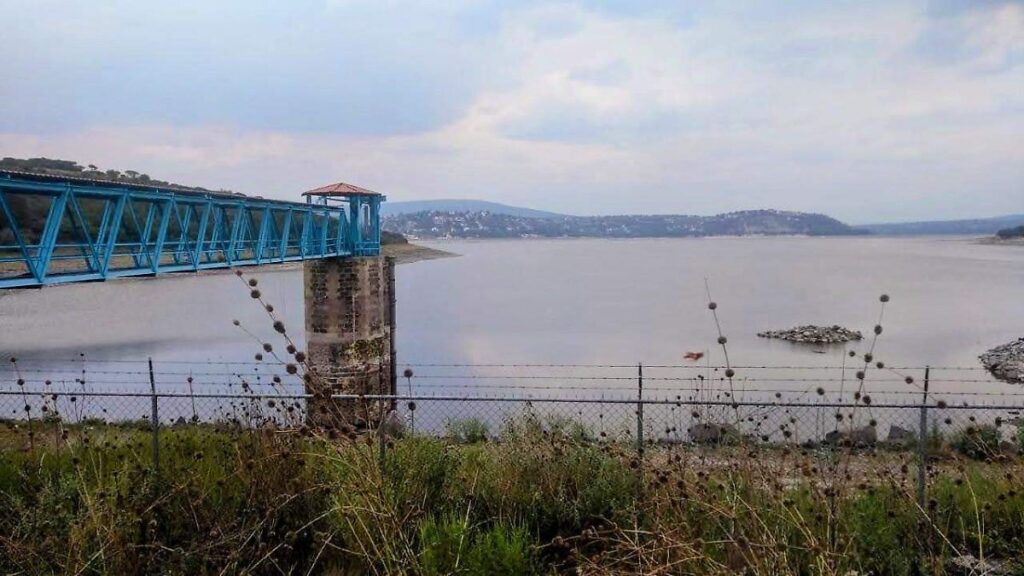 Presas en Hidalgo: cómo funcionan vertedores y desfogues en lluvias Vista de una presa en Hidalgo con agua fluyendo por el vertedor durante la temporada de lluvias