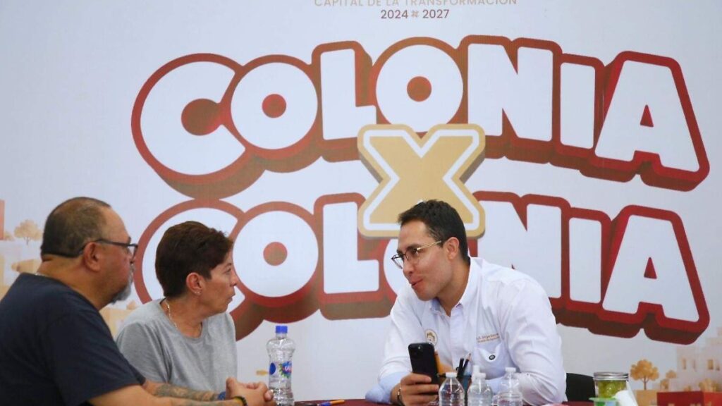 Funcionarios municipales de Pachuca atienden a ciudadanos en módulo del programa Colonia por Colonia en la colonia Santa Matilde