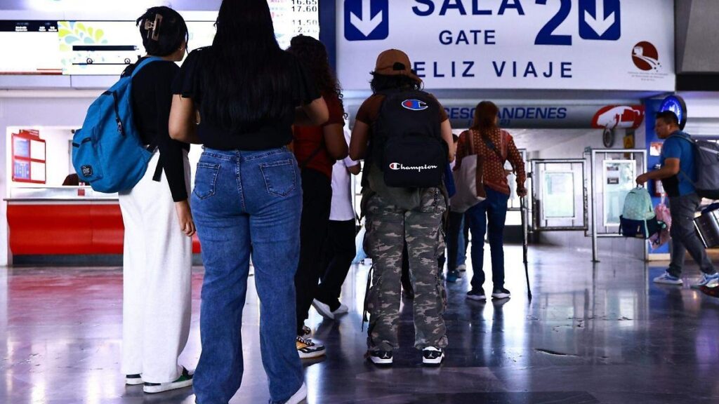 Estudiantes universitarios preparando equipaje y materiales para el regreso a clases en la UAEH